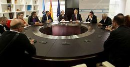 Imagen de la reuni�n entre el conselleiro, el comit� de empresa, el alcalde de Nar�n y portavoces.