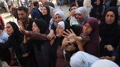Mujeres gazates en un funeral.
