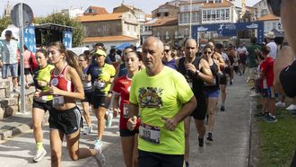 Praza Castelao. Fue el epicentro de la actividad ayer. El t�cnico deportivo municipal, Carlos Pazos, destac� la �onda de calor�, que incluso afect� a la participaci�n, seg�n indic�. No obstante, la buena noticia es que no hubo que lamentar incidencias. Entre las categor�as de la base resalt� la numerosa participaci�n entre los pitufos y los sub-10. En la entrega de premios participaron el alcalde, Xabier Dom�nguez; el teniente alcalde, Francisco Santiago, y el diputado en el Parlamento gallego, �scar Insua.