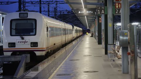 Un vag�n vac�o en la estaci�n de tren de A Coru�a en el primer d�a de huelga de maquinistas