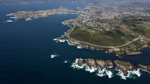 Illas de San Pedro. Antes era un islote, pero la erosi�n del mar provoc� la apertura de tres canales, de los que nacieron cuatro islotes. Se encuentra en la zona de O Porti�o, muy cerca de la ciudad de A Coru�a.