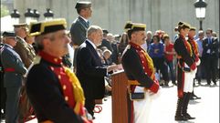 El delegado del Gobierno en Asturias, Gabino de Lorenzo (c), durante su intervencin en el cuartel de la Guardia Civil de Oviedo donde se celebr la Festividad de El Pilar, patrona del Instituto Armado. 