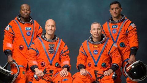 La tripulaci�n de Artemis III posa para una foto oficial en sus trajes espaciales naranjas (de izquierda a derecha: Andre Douglas, Luca Parmitano, Randy Bresnik y Frank Rubio).