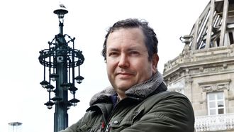 El astrof�sico Alejandro S�nchez de Miguel, experto en contaminaci�n lum�nica analiza el modelo de iluminaci�n urbana que pide priorizar la calidad frente a la cantidad de luz en ciudades como Vigo, ayer ante la farola de Jenaro de la Fuente, entre Col�n e Urzaiz.