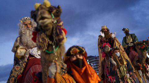 La imagen soada: los Reyes Magos montados en dromedarios saludan a los ourensanos.