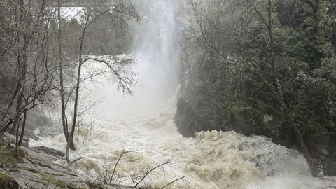 As� baja el Barbanti�o en las Fervenzas do Cach�n