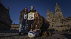 Susi (en la foto, con el bal�n), junto a Anxo (con el dibujo de uno de los jugadores de Tuxeleires que ser� el logo del equipo) y Rebeca en la plaza del Obradoiro. Son tres representantes del conjunto de rugbi inclusivo santiagu�s, el segundo en Galicia, con unos 30 integrantes, entre los que hay paridad de g�nero y de personas con o sin una discapacidad. Es una actividad no subvencionada, que aspira a serlo y entrar en competici�n. 