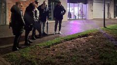 Concejales del PP,� con vecinos de la calle M�naco y Monte dos Postes, observando como qued� la zona verde despu�s de�pretender instalar inicialmente en ella la isla de compostaje