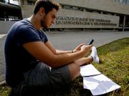 Guillermo Bernad echa cuentas en el jard�n de su facultad.