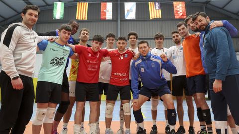 Pablo Parga, a la derecha en la foto, con los integrantes de su equipo en el pabellón de San Sadurniño.
