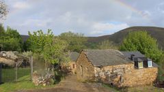 Imagen de Fuente de Oliva, donde hay cinco casas, y el monte del fondo ya es Galicia