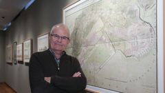 Guillermo Llorca ante un mapa de Ferrol de 1772, na exposici�n 'Ferrol no Tempo'