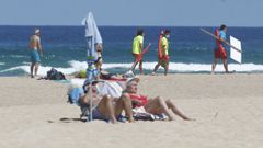 Ba�istas y socorristas comparten el arenal de A Frouxeira, en Valdovi�o, desde el mi�rcoles