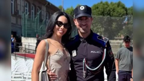 Rafa Mora y su pareja, Macarena Millán, en su primer día como agente uniformado.