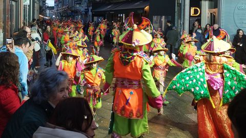 Ritmo y calor para desafiar a la lluvia en el desfile de entroido de O Carballi�o