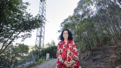 La alcaldesa de Cee, Margot Lamela, ante la torreta