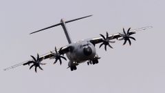 Un Airbus A400M aterrizando en Sevilla