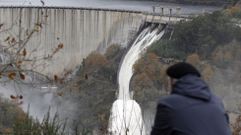 Apertura del aliviadero de la presa de Belesar, en una imagen de archivo