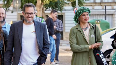 Teresa Rodr&iacute;guez llegando a la sede de Adelante Andaluc&iacute;a con el candidato de la formaci&oacute;n, Jos&eacute; Ignacio Garc&iacute;a 