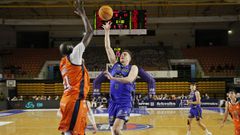Mart�n Fern�ndez en una acci�n en el Pazo en el derbi ante el Leyma Coru�a