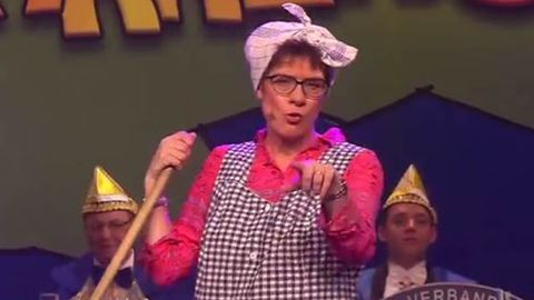 Transformada en Gretel, la se�ora de la limpieza,  Annegret Kramp-Karrenbauer ha dado un barrido a la pol�tica alemana en el carnaval del Sarre