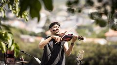 O multiinstrumentista arxentino Manu Sija este domingo na Ribeira de San Nicol�s, en Neda. 