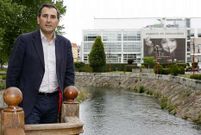 Alberto Sueiro, co Pazo da Cultura, escenario do FIOT, ao fondo.