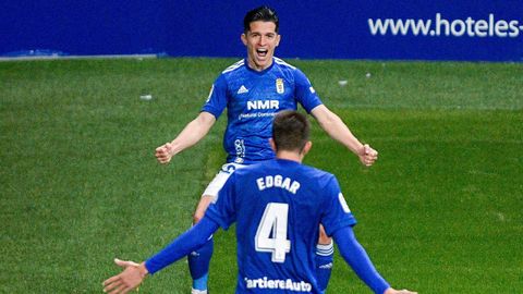 Nieto y Edgar celebran el 3-0 del Oviedo al Castelln