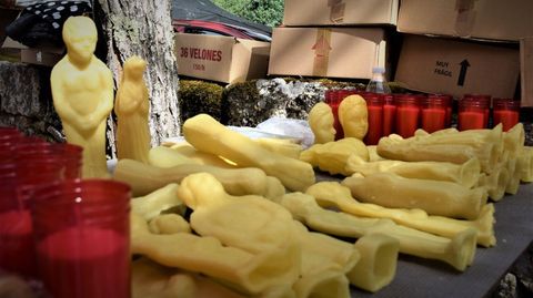 Puestos de venta en la romería de Cova do Lobo.