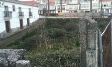 El solar, cerrado con vallas de obra y lleno de maleza, da un mala imagen en un sitio tan singular. 