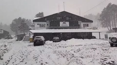 Nieva en la estaci�n de monta�a de Manzaneda.