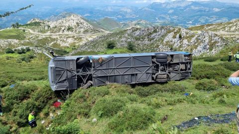 Autobs volcado en la subida a Lagos de Covadonga