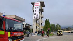 Carteln de protesta colocado este jueves en la torre del parque de bomberos de Ourense.