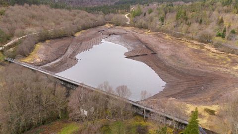 Bajo nivel en el embalse de San Xo�n, en Guitiriz