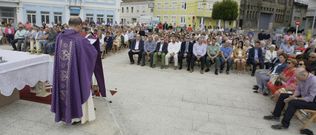 La Praza do Monumento ao N�ufrago se llen� ayer a mediod�a, cuando se celebr� la misa por los fallecidos en el mar. 