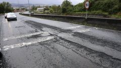 Firme en mal estado en la carretera F-13, en una imagen de archivo