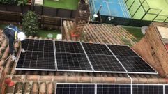 Un t�cnico de la multinacional de origen brit�nico coloca una instalaci�n fotovoltaica en Galicia
