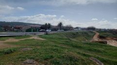 El terreno objeto de disputa en A Lanzada incluye la franja de los quioscos, el colegio, el prking y el entorno de la ermita y de la torre medieval