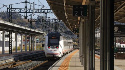 Un tren de Renfe llegando a la estaci&oacute;n de Santiago, en una imagen de archivo