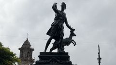 Una escultura de Diana Cazadora remata la fuente.