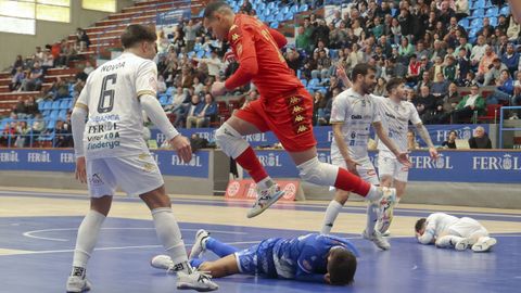 Caio C�sar sali� para detener un doble penalti. 