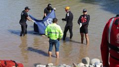 El cuerpo de Manuel Tundidor es recuperado del r�o cuya corriente lo arrastr� el viernes cuando se ba�aba con otro compa�ero que logr� alcanzar la orilla