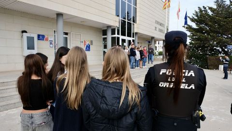 Minuto de silencio a las puertas de Orihuela tras el asesinato machista de una joven de 15 aos