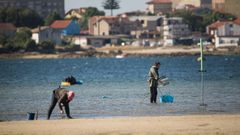 Mariscadores en la playa de Barraa, en Boiro