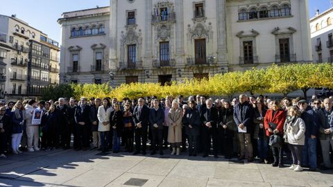 Decenas de personas participan en el minuto de silencio frente al Ayuntamiento de Jan en memoria de las tres jvenes ?dos de ellas en la madrugada del sbado? que se quitaron la vida en noviembre en la capital provincial.