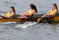 La tripulaci�n juvenil femenina del Amegrove es una de las que remar�n hoy.