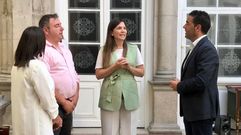 La alcaldesa de Forcarei, la socialista Vernica Pichel (en el centro), ser la primera regidora en Galicia que pierda el cargo tras una mocin de censura motivada por el aval del Constitucional.