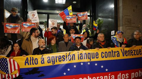 Varios membros do BNG protestan contra os ataques militares de Trump en Venezuela.