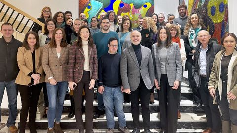 Con motivo del 8-M, concentracin del personal de Zona Franca en el hall de la sede del Consocio con el delegado del Estado, David Regades, y la directora del ICEX en Galicia, Patricia Prez.