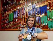 Teresa Portela posa con las medallas que ha ganado hasta el momento.